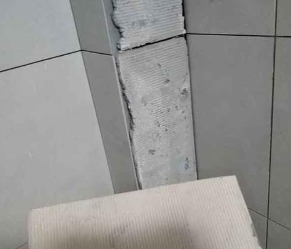 通化瓷砖空鼓维修公司分享下厨房瓷砖脱落的补救措施。